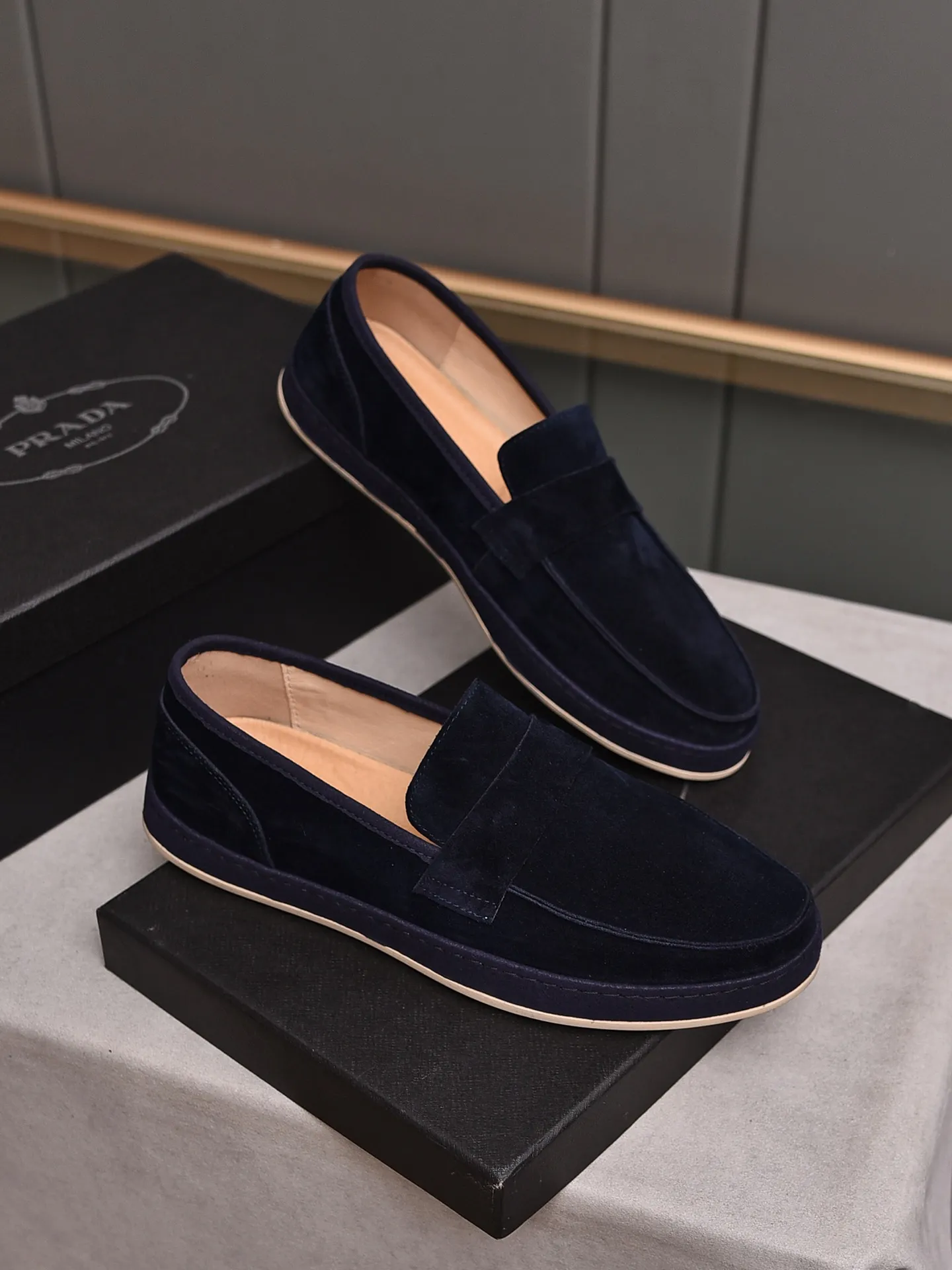 👟👟👟Men's Shoes💰P420 🆕🔥New Updates🔥👟PRADA (Prada) new products are released, imported soft cowhide, fashionable to allow air to penetrate the entire shoe, and the awesome shoes [strong] bring an extremely comfortable and breathable feeling! Beautiful inside and out! Exquisite workmanship, top-grade cowhide material, 😌Number: 38~44, 3 colors available: black, white and blue.
